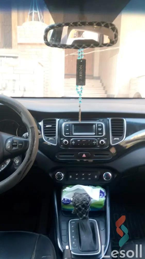 كيا كارينز اوتوماتك مستعملة أسود موديل 2016 - صورة 4