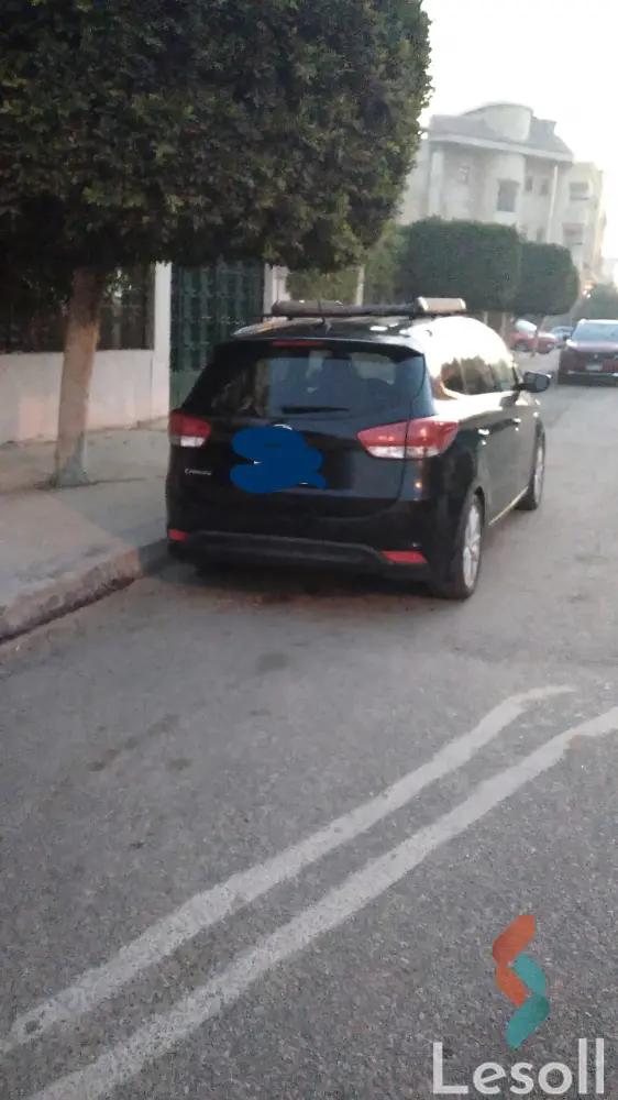 كيا كارينز اوتوماتك مستعملة أسود موديل 2016 - صورة 3