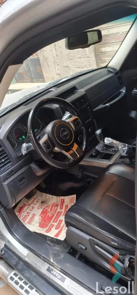 جيب شيروكي اوتوماتك مستعملة فضي موديل 2012