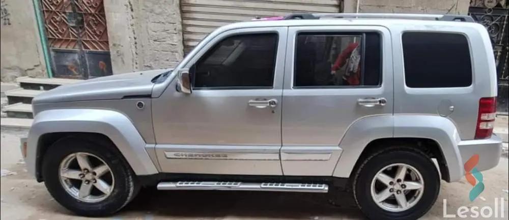 جيب شيروكي اوتوماتك مستعملة فضي موديل 2012