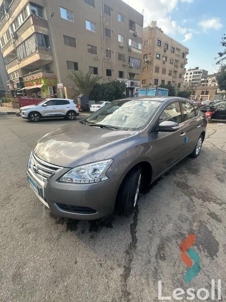 نيسان سنترا اوتوماتك مستعملة رمادي داكن موديل 2023 - صورة 2