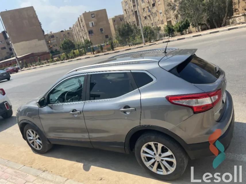 نيسان قشقاي اوتوماتك مستعملة رمادي داكن موديل 2017 - صورة 2