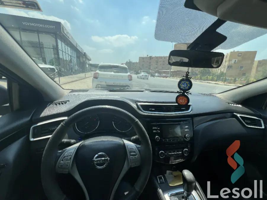 نيسان قشقاي اوتوماتك مستعملة رمادي داكن موديل 2017 - صورة 3