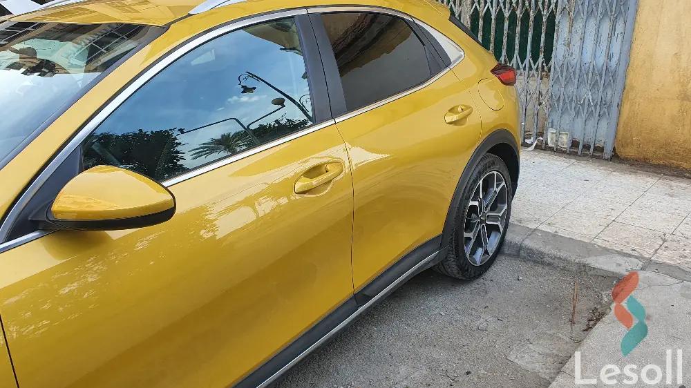 كيا سيد اوتوماتك مستعملة ذهبي موديل 2022 - صورة 3