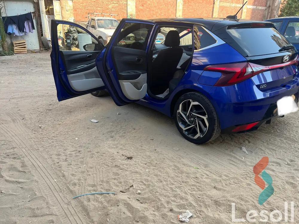 هيونداي i20 اوتوماتك مستعملة أزرق موديل 2021 - كل الصور