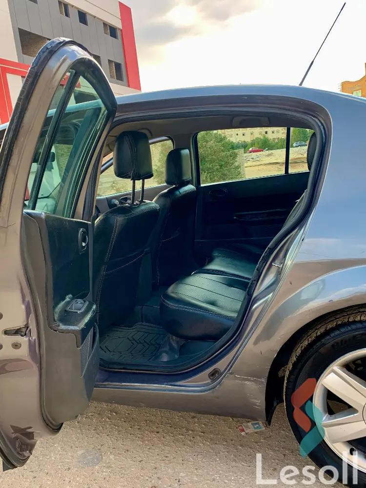 رينو ميجان اوتوماتك مستعملة رمادي داكن موديل 2005