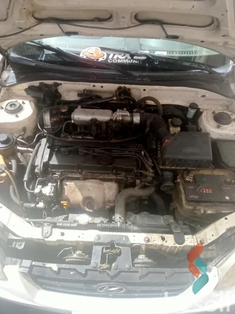 هيونداي فيرنا مانيوال مستعملة أبيض موديل 2010 - صورة 2