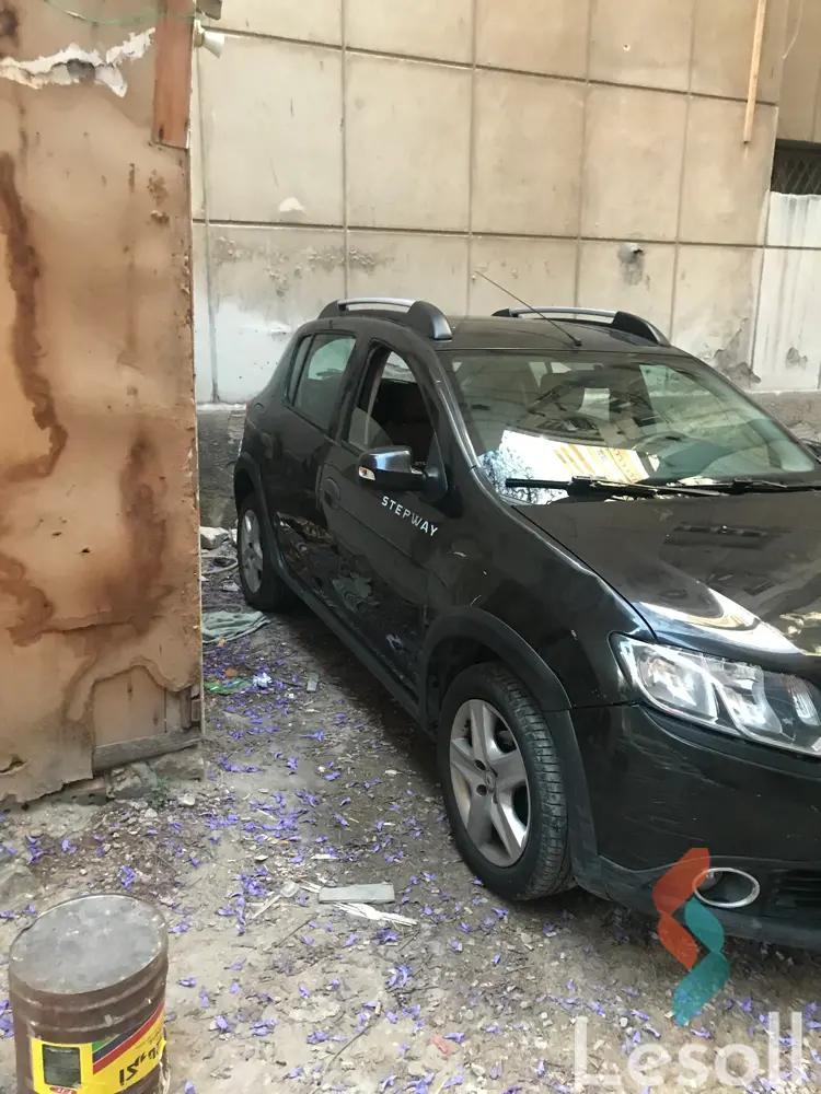 رينو سانديرو اوتوماتك مستعملة أسود موديل 2015 - صورة 4