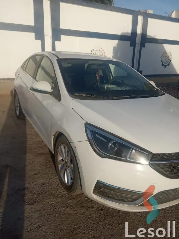 شيري أريزو 5 اوتوماتك مستعملة أبيض موديل 2021 - صورة 3