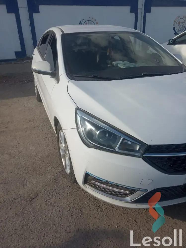 شيري أريزو 5 اوتوماتك مستعملة أبيض موديل 2021 - صورة 4