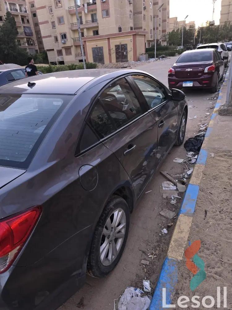 شيفروليه كروز اوتوماتك مستعملة رمادي داكن موديل 2015 - صورة 4