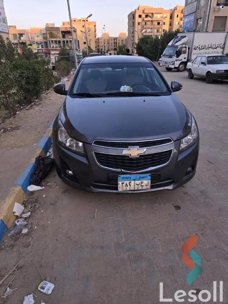 شيفروليه كروز اوتوماتك مستعملة رمادي داكن موديل 2015 - صورة 2