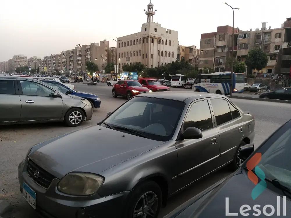 هيونداي فيرنا مانيوال مستعملة رمادي داكن موديل 2015 - الصورة الرئيسية