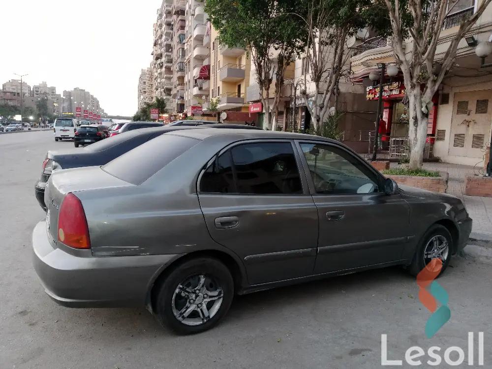 هيونداي فيرنا مانيوال مستعملة رمادي داكن موديل 2015 - صورة 3