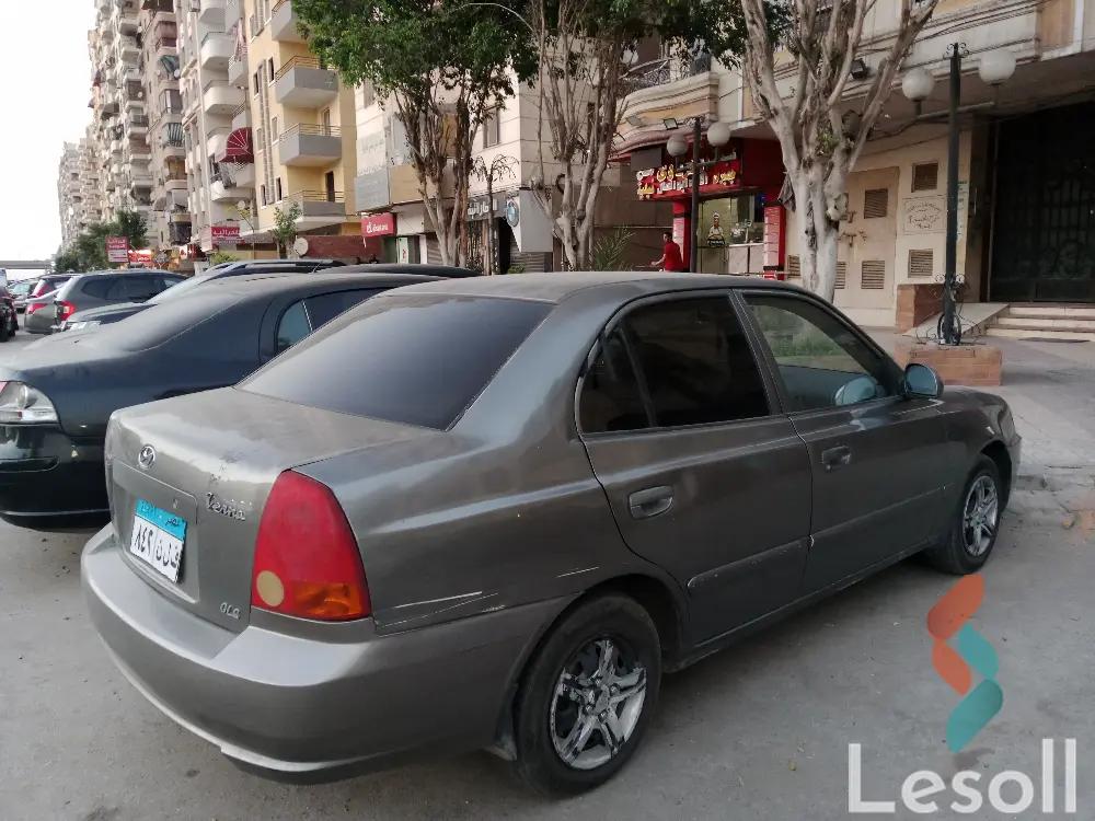 هيونداي فيرنا مانيوال مستعملة رمادي داكن موديل 2015 - صورة 2