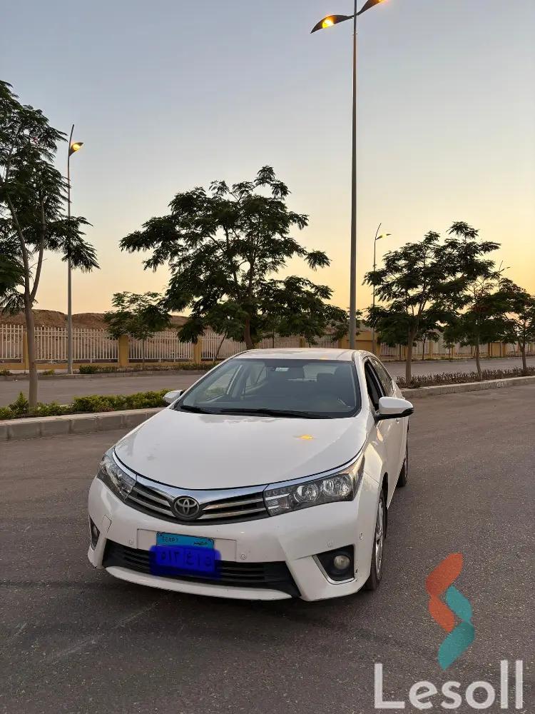 تويوتا كورولا مانيوال مستعملة أبيض موديل 2014