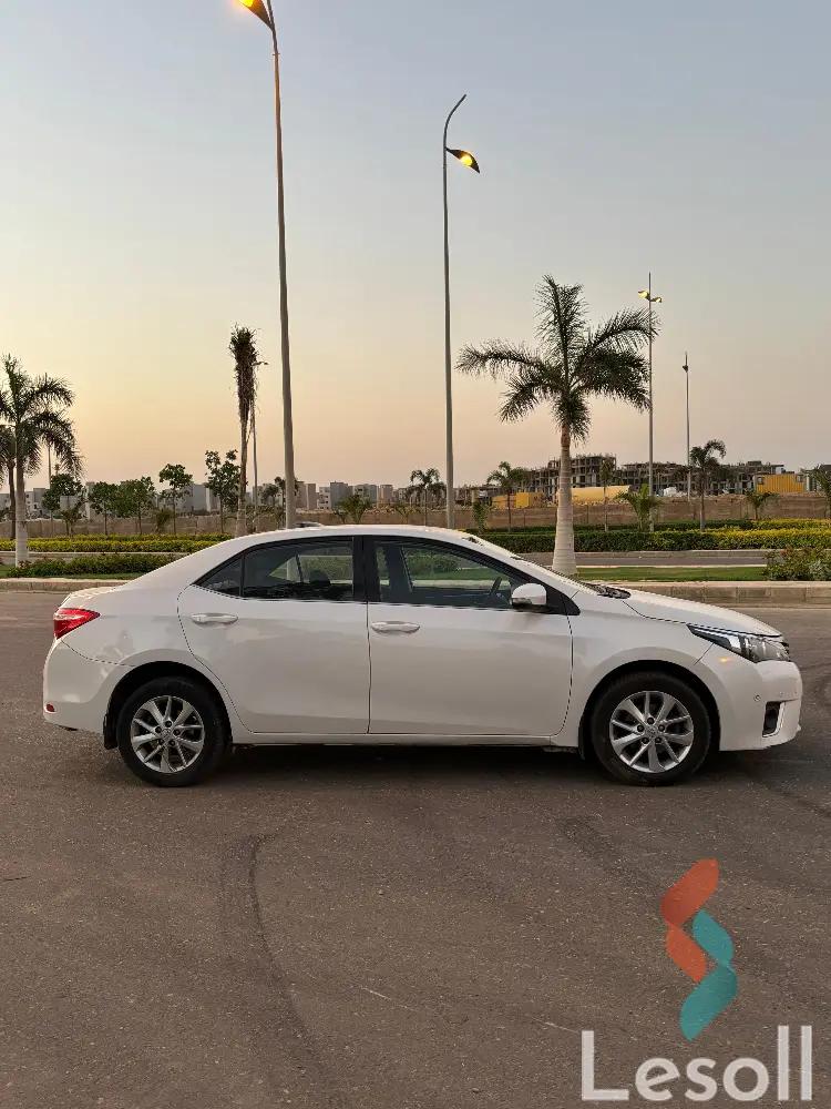 تويوتا كورولا مانيوال مستعملة أبيض موديل 2014