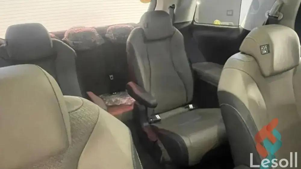 كيا كارنفال اوتوماتك مستعملة أسود موديل 2023 - صورة 3