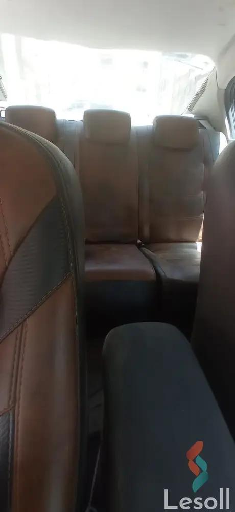 رينو ميجان اوتوماتك مستعملة فضي موديل 2005