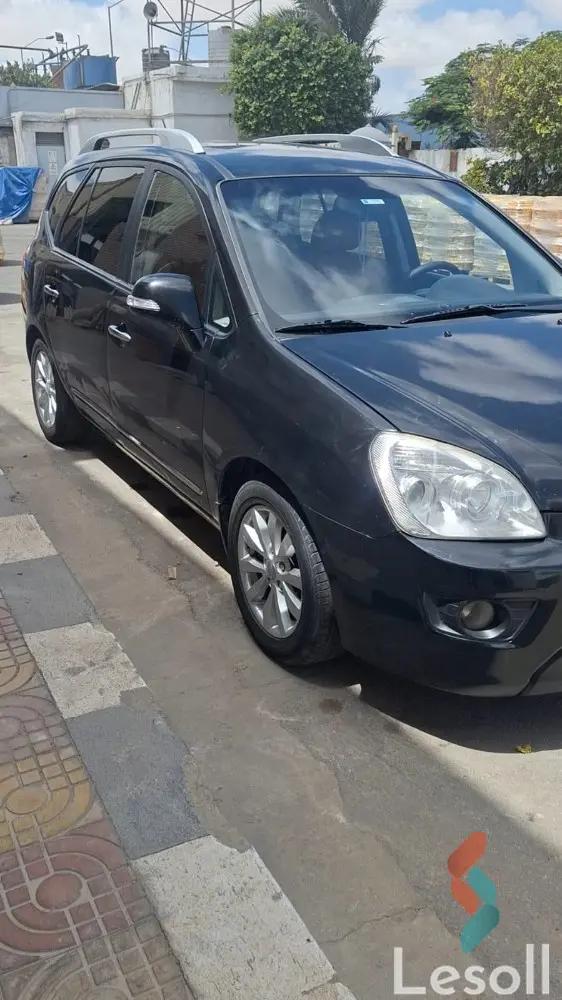 كيا كارينز اوتوماتك مستعملة أسود موديل 2012