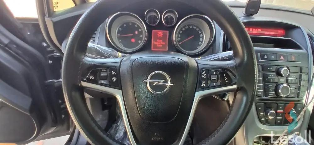 أوبل أسترا اوتوماتك مستعملة أسود موديل 2014