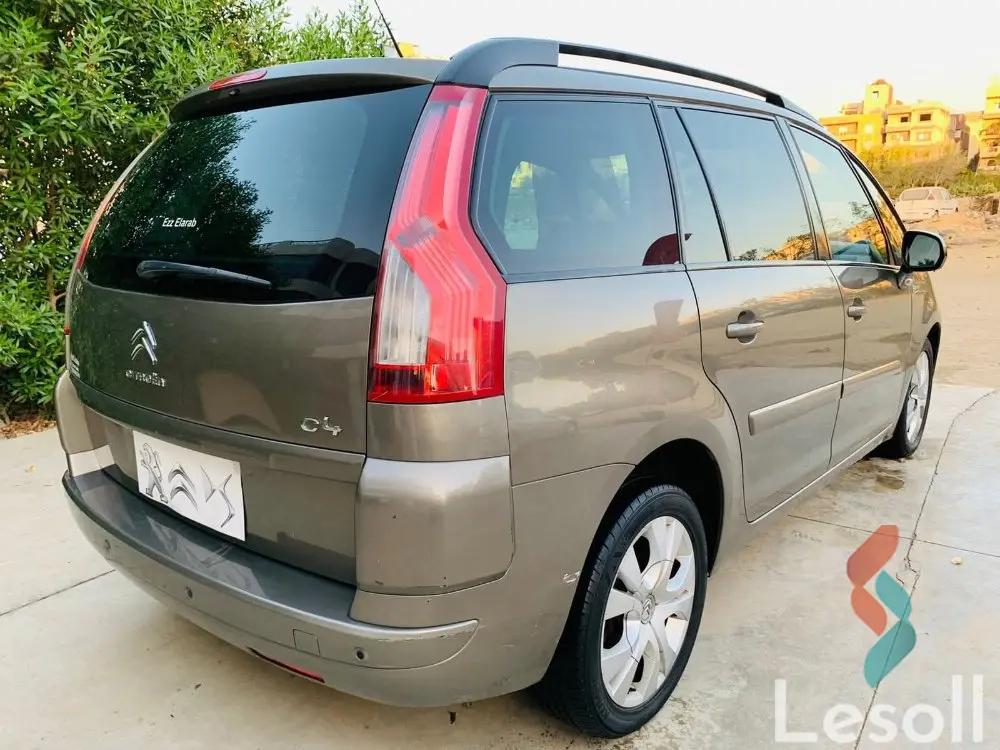 ستروين سي4 اوتوماتك مستعملة أبيض موديل 2011