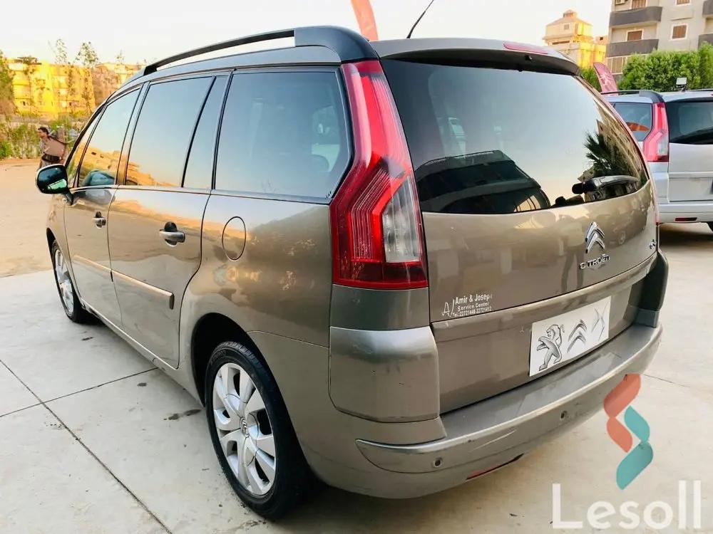 ستروين سي4 اوتوماتك مستعملة أبيض موديل 2011