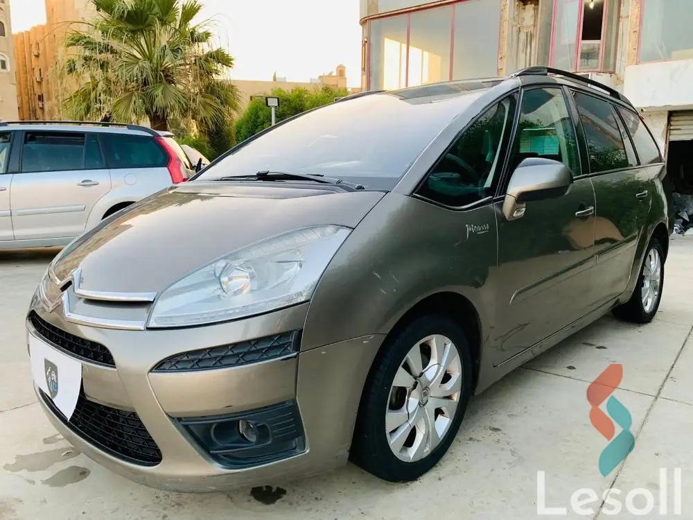 ستروين سي4 اوتوماتك مستعملة أبيض موديل 2011