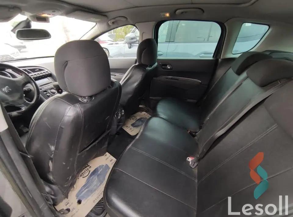 بيجو 3008 اوتوماتك مستعملة فضي موديل 2015