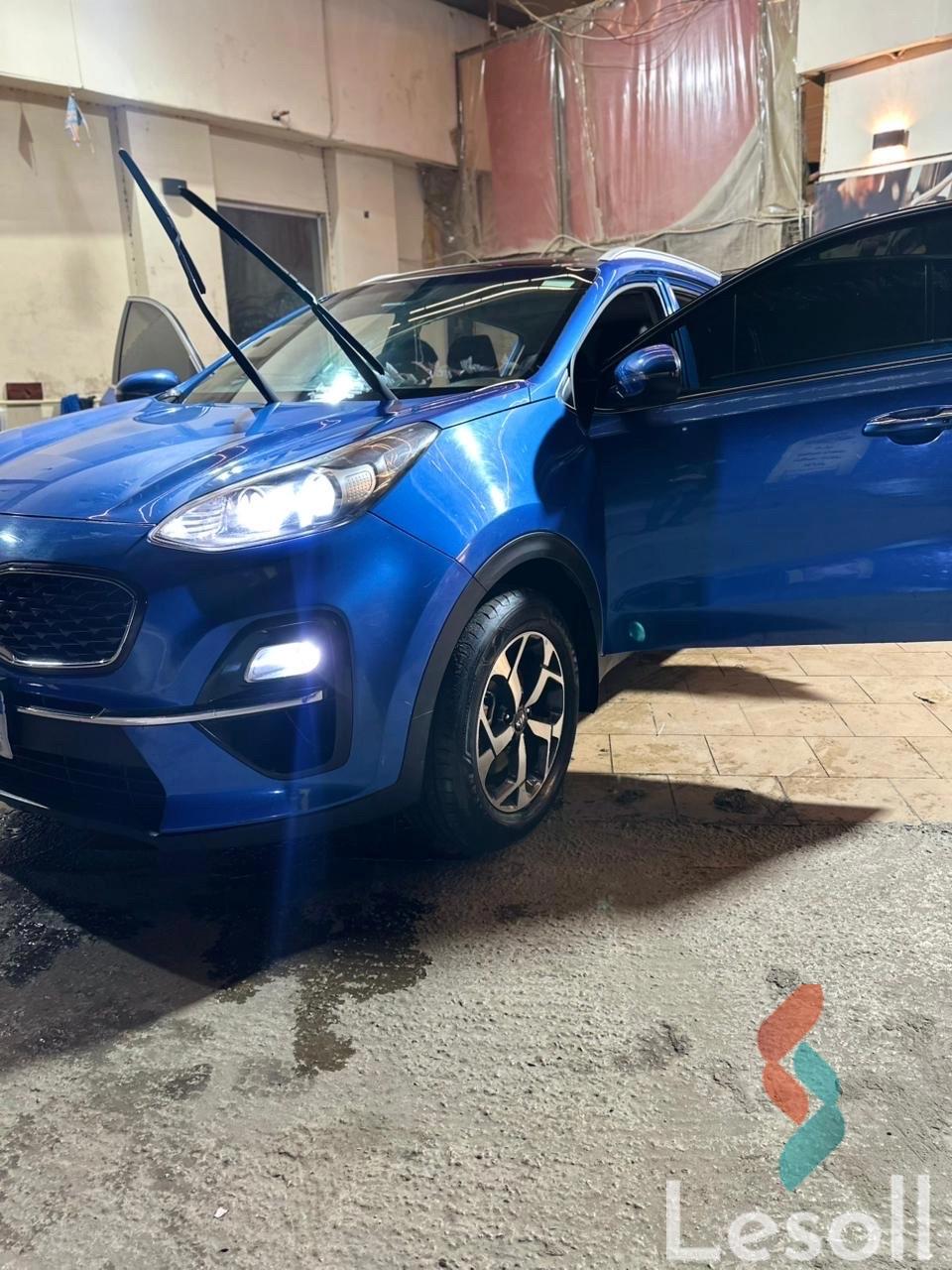 كيا سبورتاج اوتوماتك مستعملة أزرق موديل 2021 - صورة 3