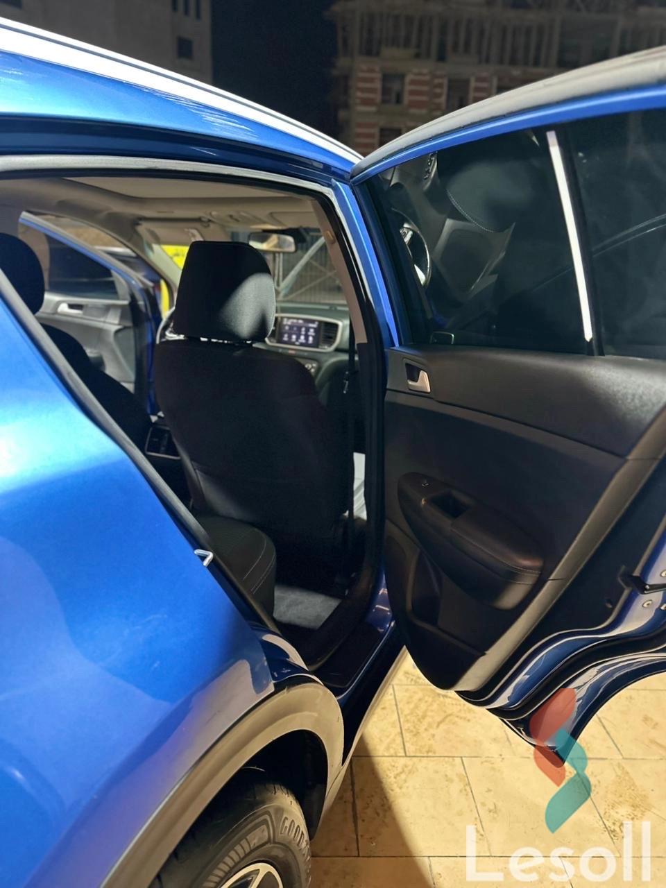 كيا سبورتاج اوتوماتك مستعملة أزرق موديل 2021 - صورة 2