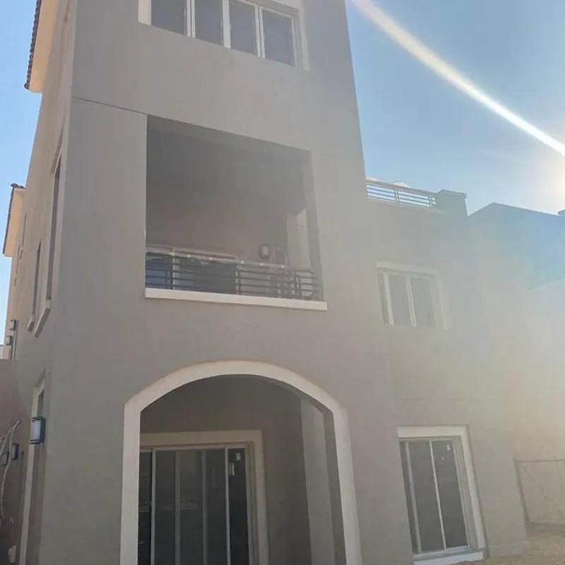 فيلا للبيع بمساحة 472 متر و 5 غرف في المقطم القاهرة