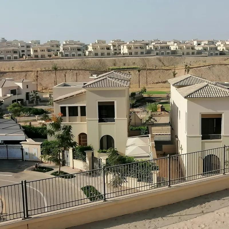 فيلا للبيع بمساحة 460 متر و 5 غرف في المقطم القاهرة