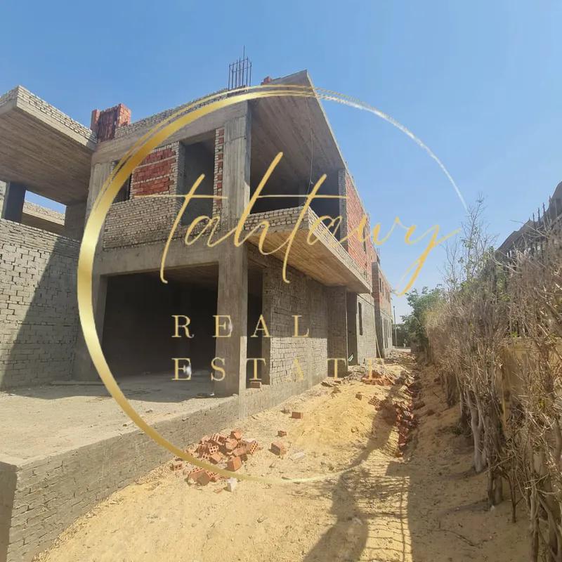 فيلا للبيع بمساحة 1,900 متر و 10 غرف في العبور القليوبية