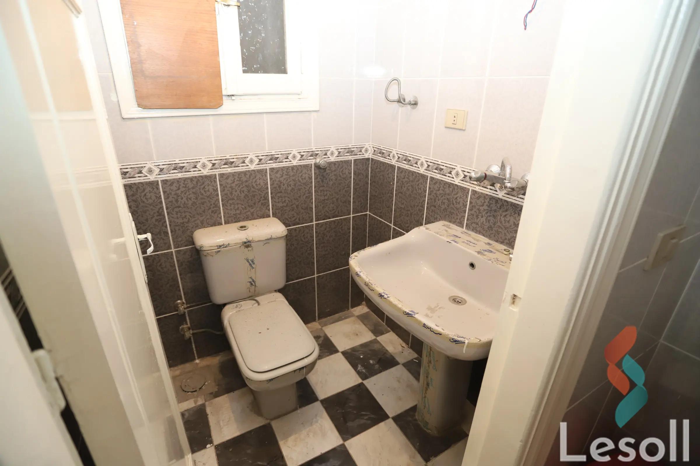 عياده للايجار السنوي بمساحة 50 متر في كامب شيزار الاسكندرية 