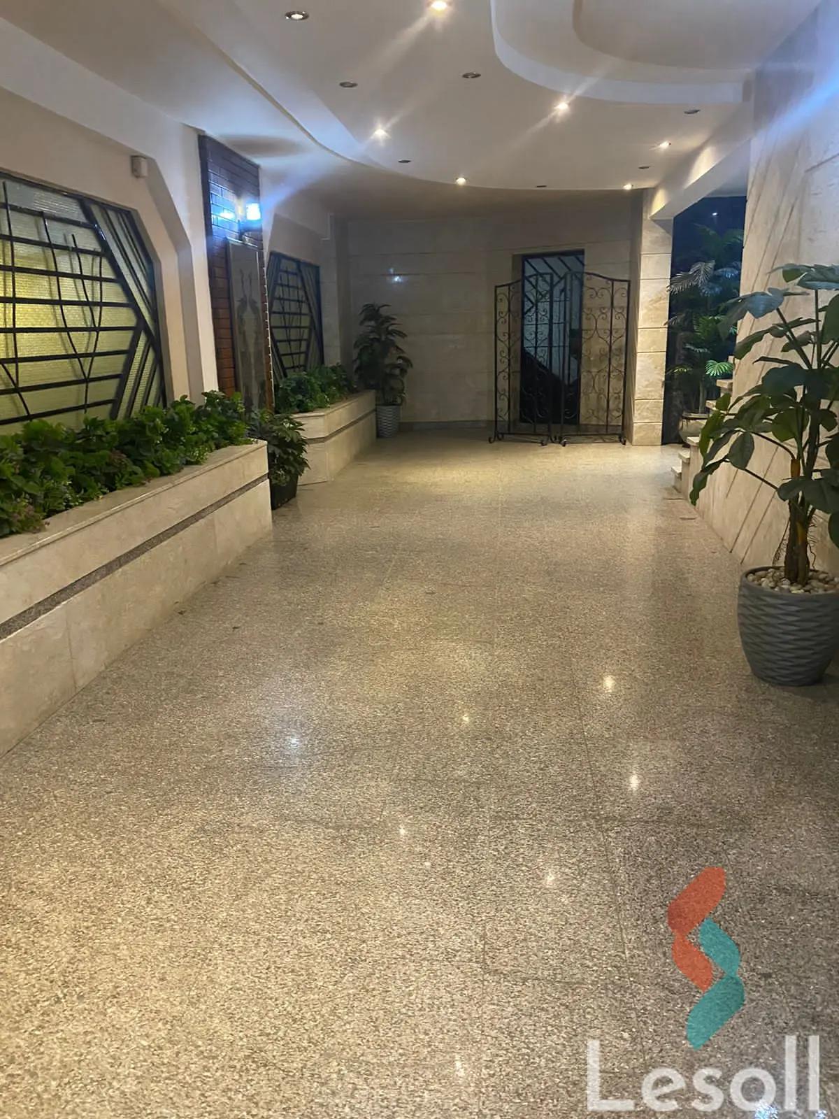 شقة للبيع بمساحة 300 متر و 4 غرف في  العجوزة الجيزة