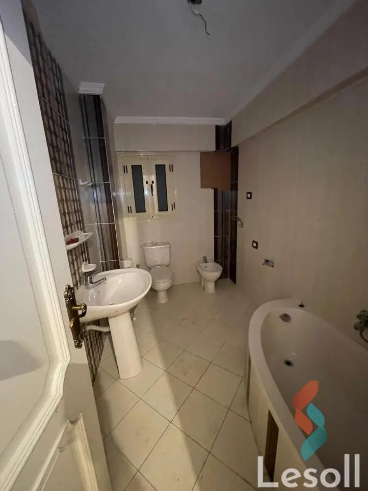 Apartment for monthly rent with an area 130 meters and 3 rooms in Snumberi Bishr Alexandria 