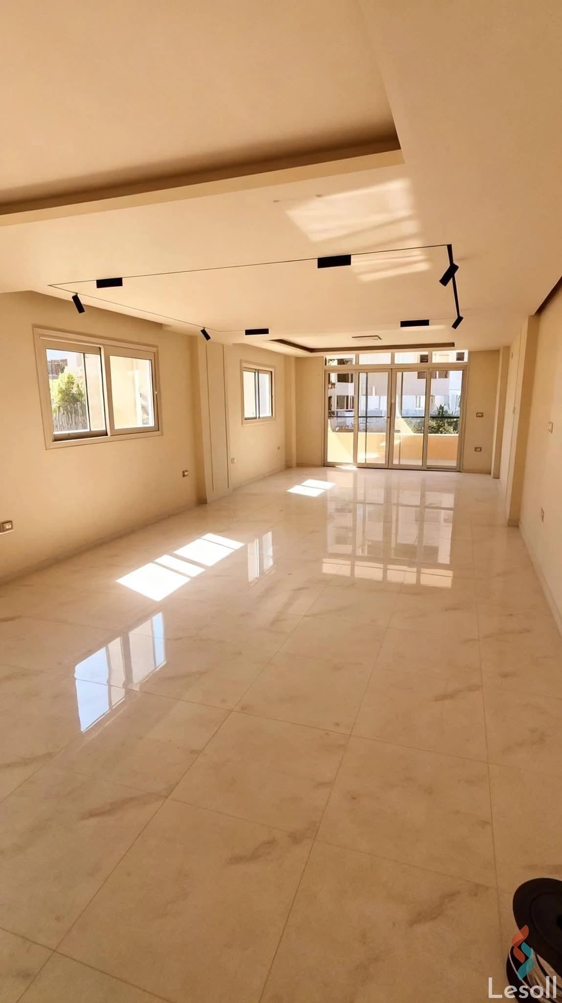 شقة فاخرة أول سكن 210م للبيع في أحد أرقى مواقع الهضبة العليا – المقطم - صورة 2