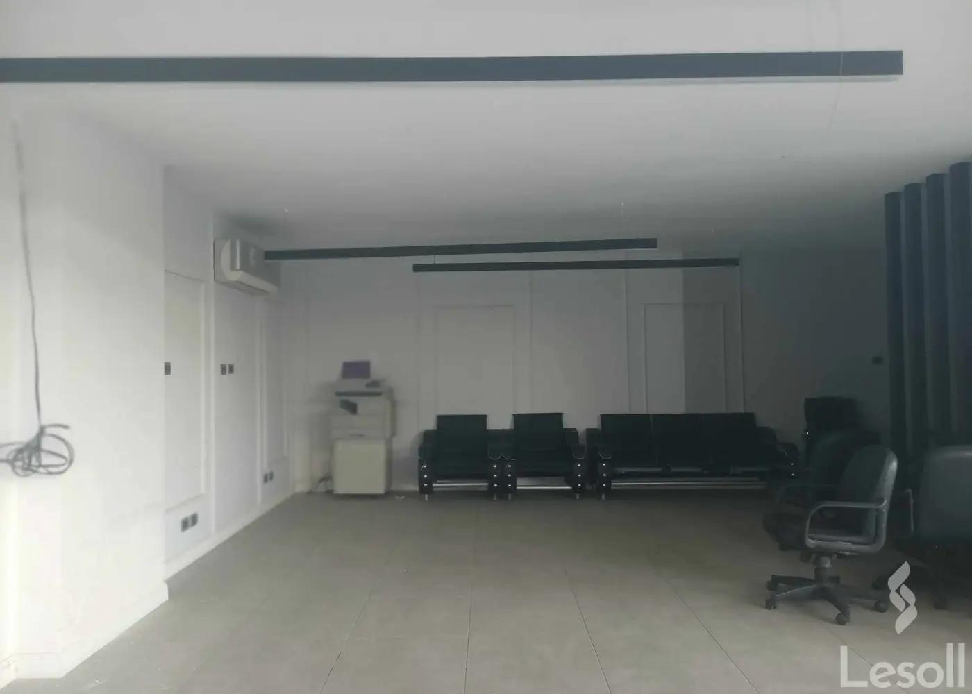 مكتب للايجار النزهه الجديده مدخل خاص مرخص ادارى مساحة ٢٠٠ متر