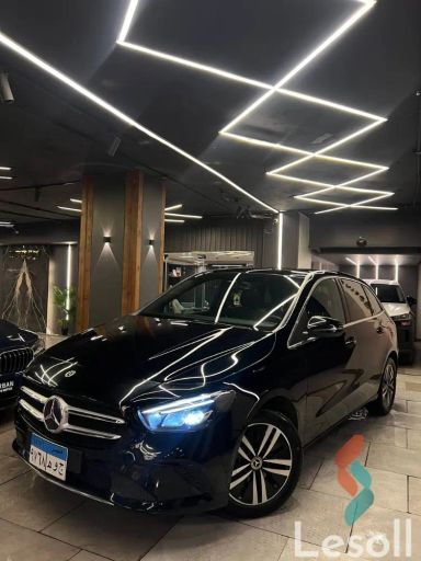مرسيدس بنز بي ٢٠٠ اوتوماتك مستعملة أسود موديل 2022