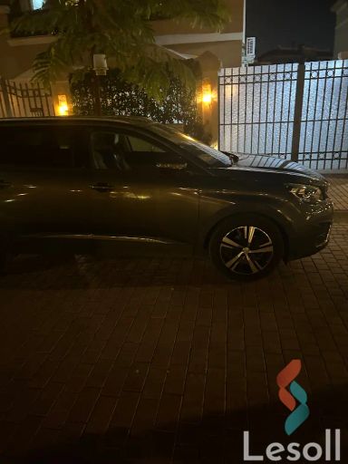 بيجو 5008 اوتوماتك مستعملة فضي موديل 2020