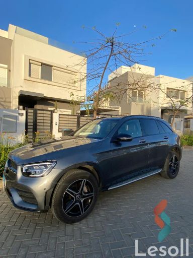 مرسيدس بنز جي ال سي ٣٠٠ اوتوماتك مستعملة فضي موديل 2022