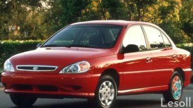 كيا ريو مانيوال مستعملة أحمر موديل 2001