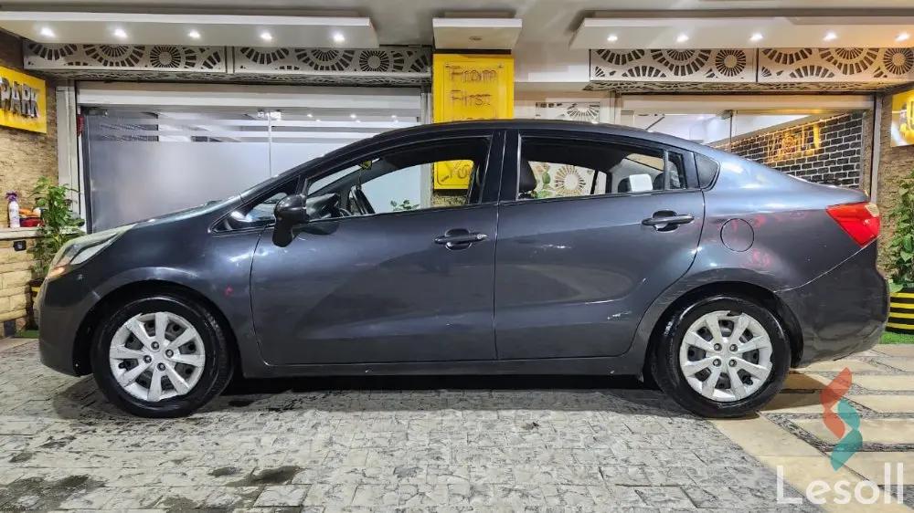 كيا ريو اوتوماتك مستعملة رمادي داكن موديل 2013 - صورة 3