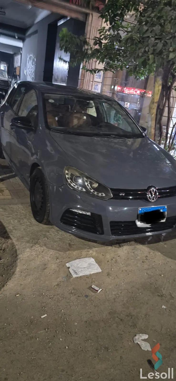 فولكس واجن جولف اوتوماتك مستعملة رمادي داكن موديل 2012 - صورة 2