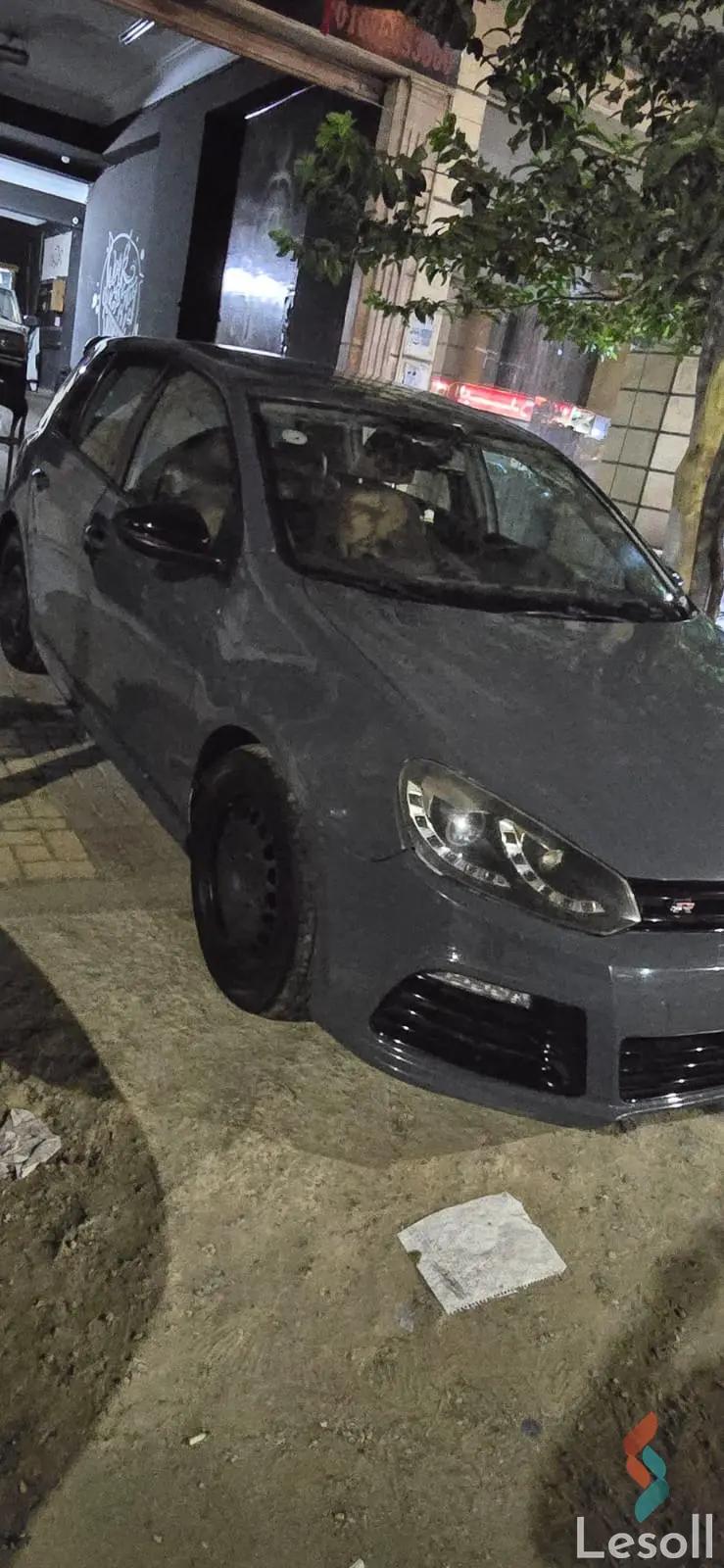 فولكس واجن جولف اوتوماتك مستعملة رمادي داكن موديل 2012 - صورة 4