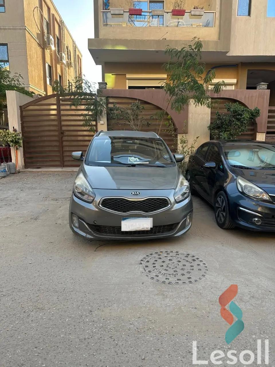 كيا كارينز اوتوماتك مستعملة فضي موديل 2014