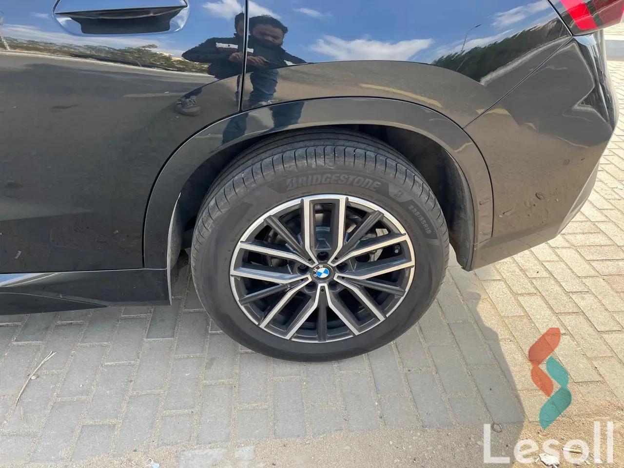 بي ام دبليو x1 اوتوماتك مستعملة أسود موديل 2023 - صورة 2