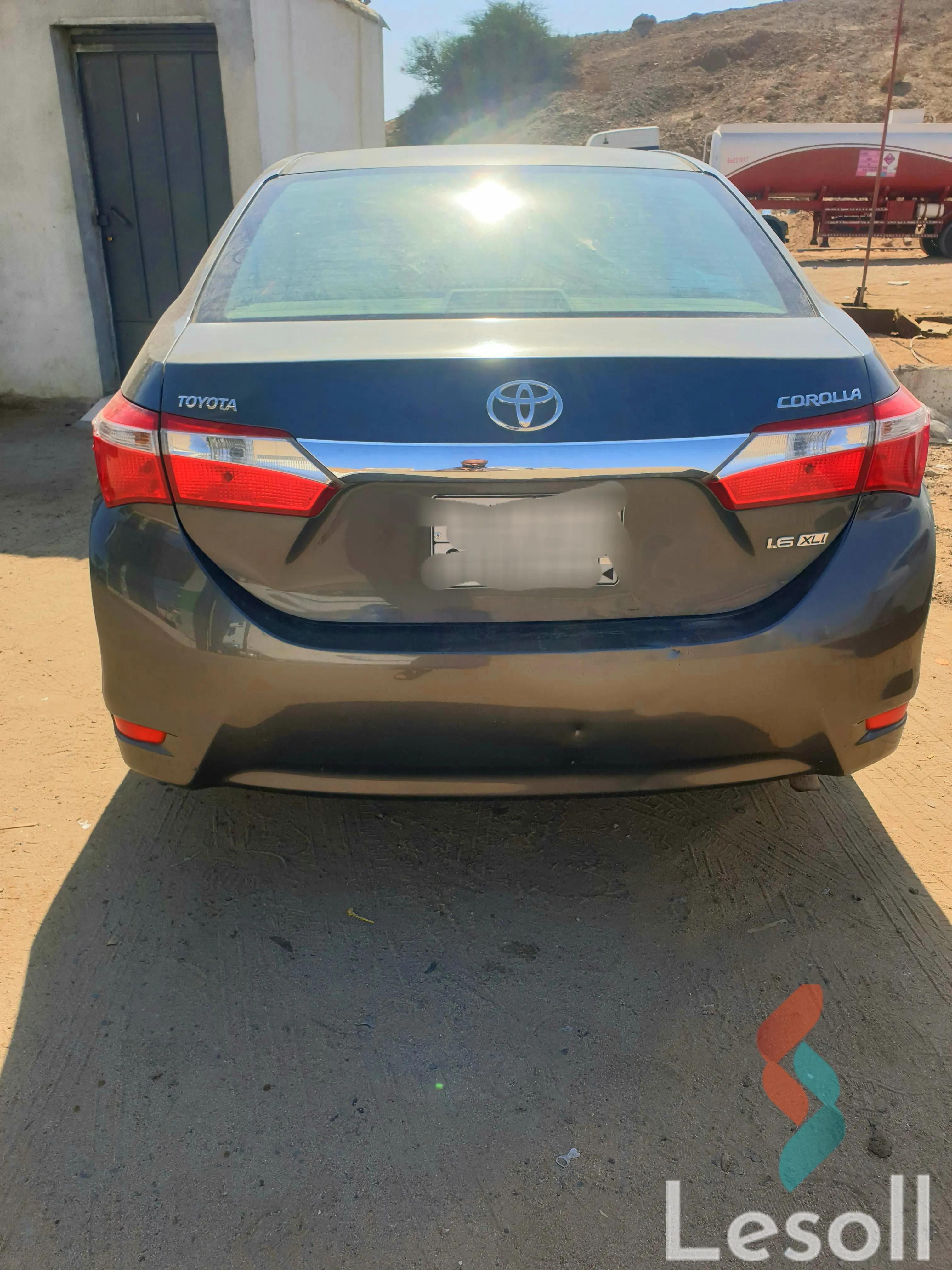 تويوتا كورولا اوتوماتك مستعملة رمادي داكن موديل 2015 - صورة 4