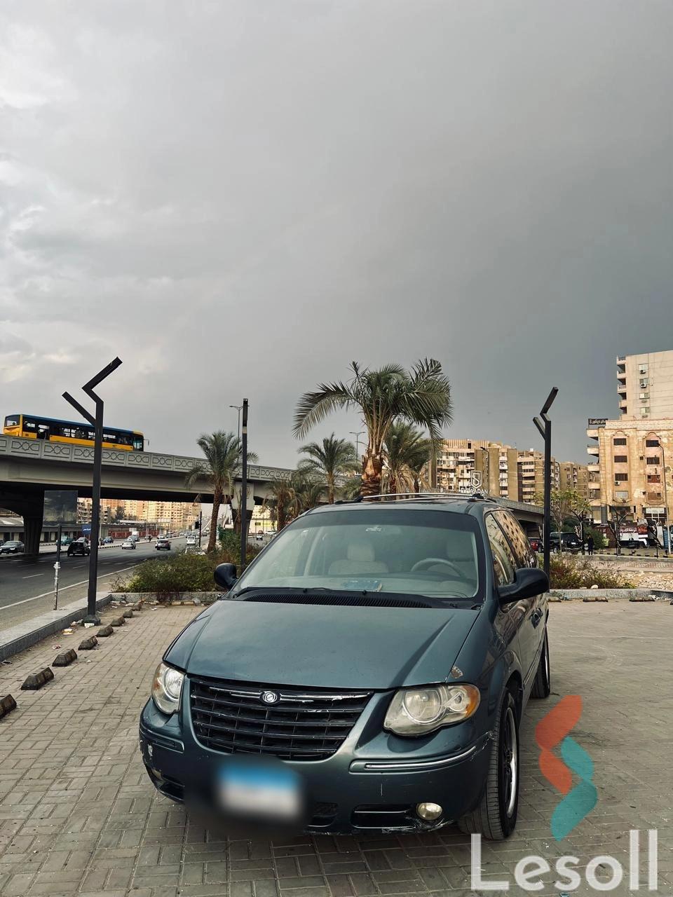 Chrysler town & country automatic used green model 2006